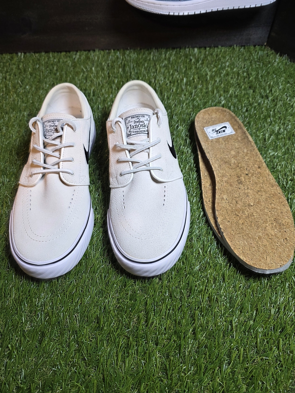 7.5m Nike SB Zoom Janoski Summit White with Black Swoosh